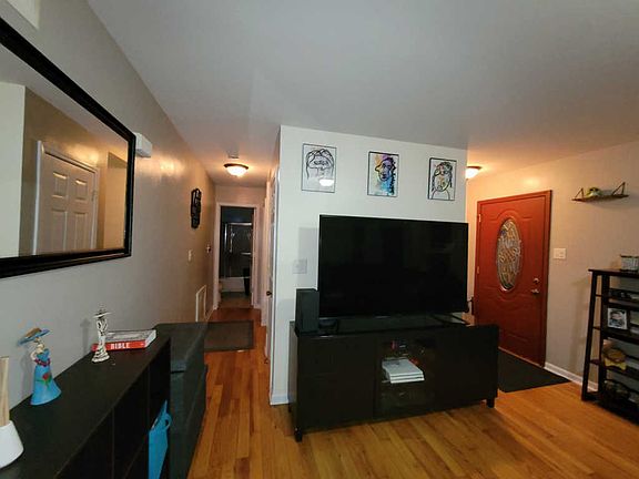 3rd image of 341 E Fullerton Ave