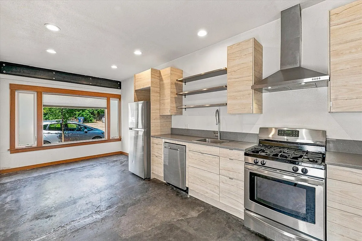 5922 N Albina Ave — Photo 1