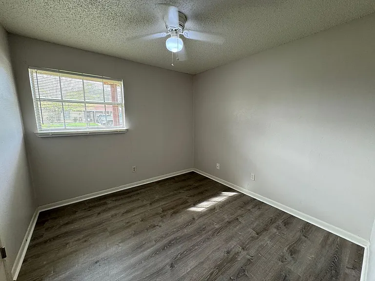 1402 Hammond Dr — Photo 30