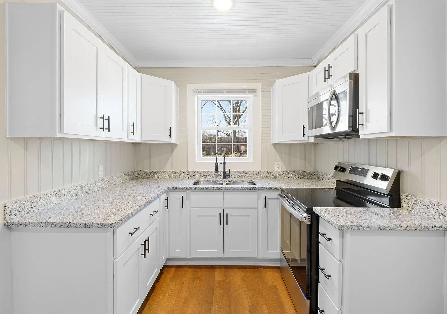 $1,295/month | 2 Bed | 1 Bath + Bonus Room | 752 sq ft — Photo 1
