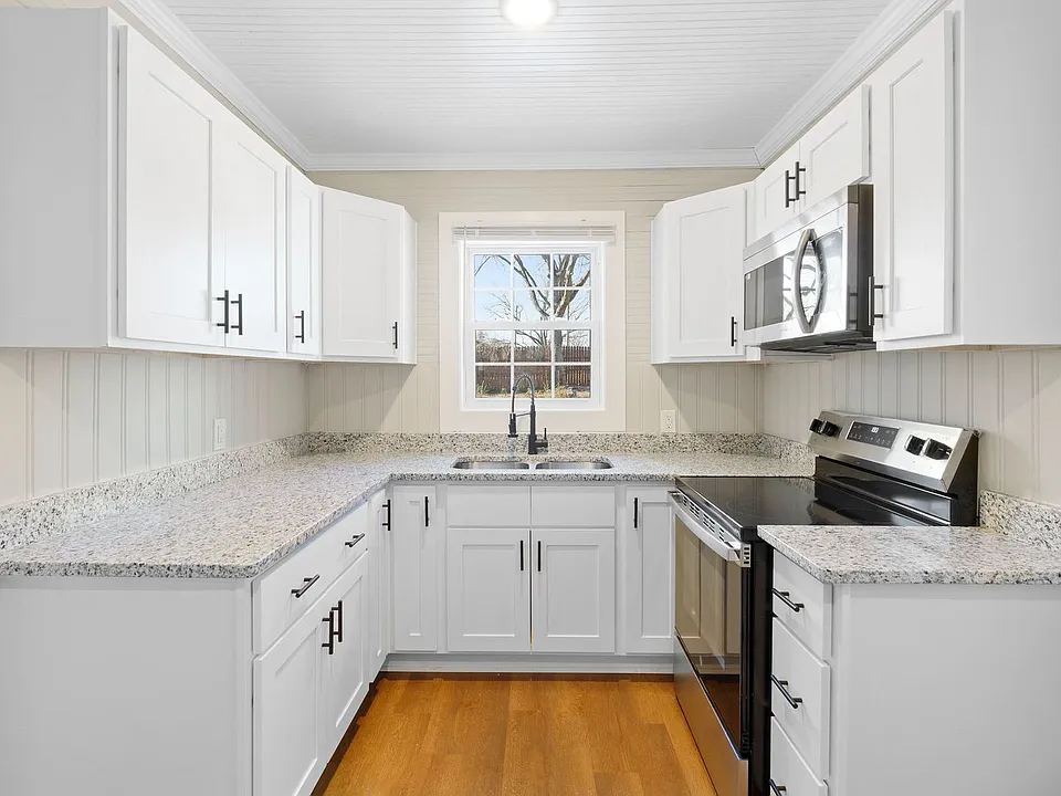 1111 Queen Ann St