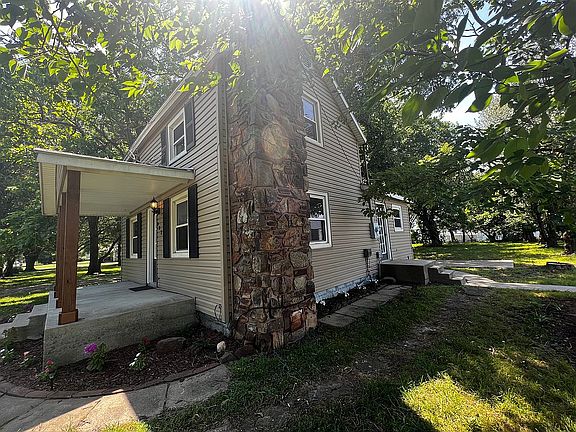2nd image of 902 E Washington St