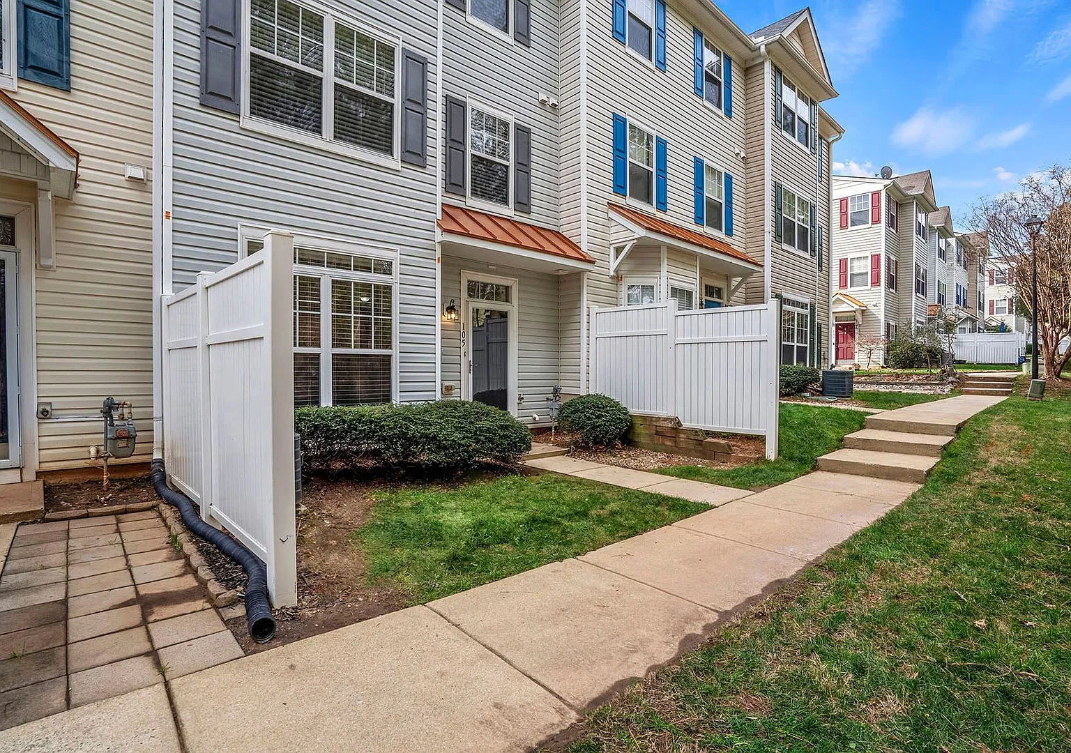 Available For Move-In November 15th- Beautiful Upgraded/Updated Townhome In Great Pool Community — Photo 2