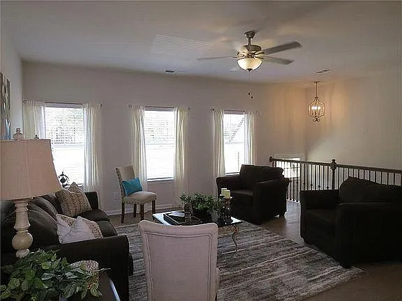 4 bed, 3.5 bath, 2300 sqft, $3,100 — Photo 4