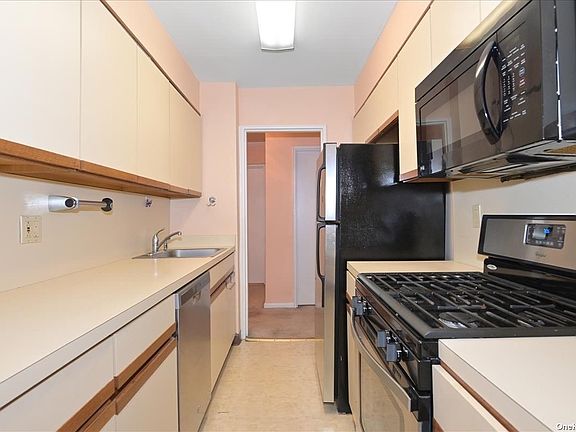 5th image of 1 Birchwood Ct APT 2L