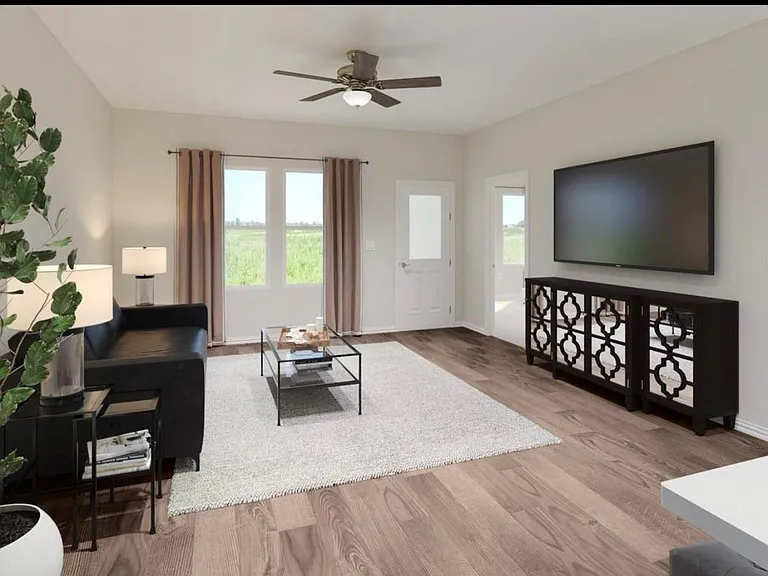 600 Clover Creek Dr — Photo 3