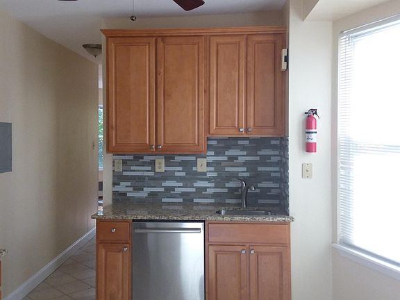 Kitchen w/stainless steel sink and dishwasher