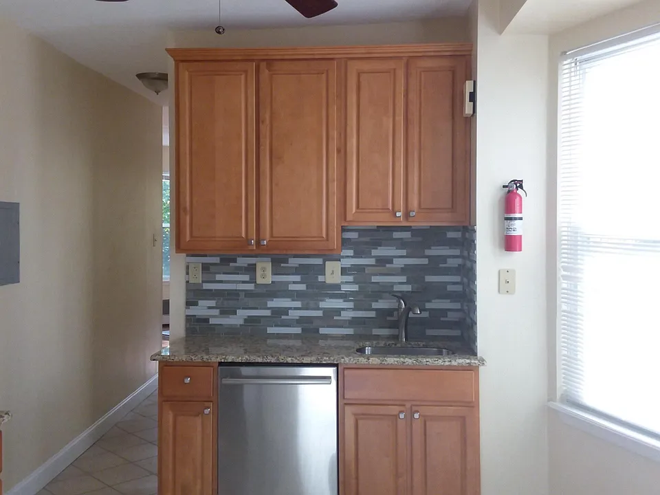 Kitchen w/stainless steel sink and dishwasher
