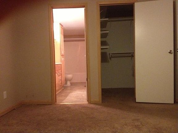 MBR w/full bath & walk-in