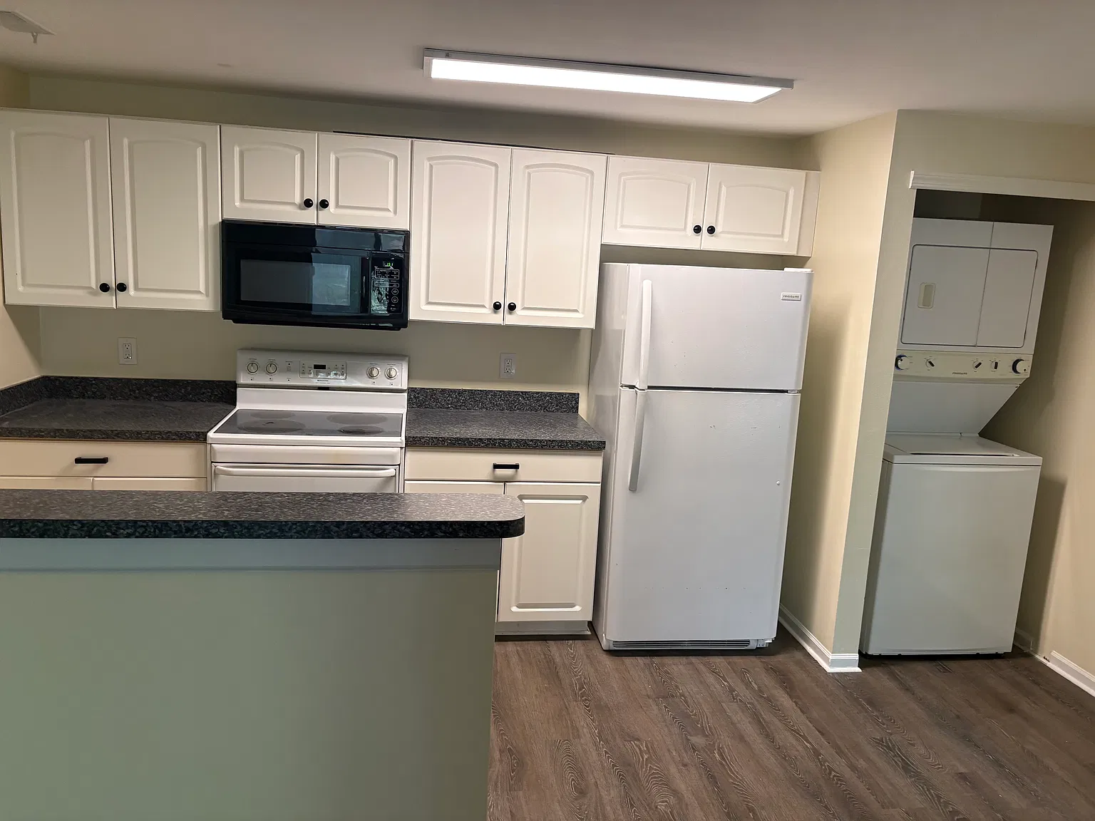 2 bed, 774 sqft, $1,900 — Photo 3