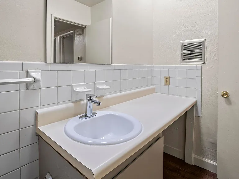 Westport Edge Apartments — Photo 22