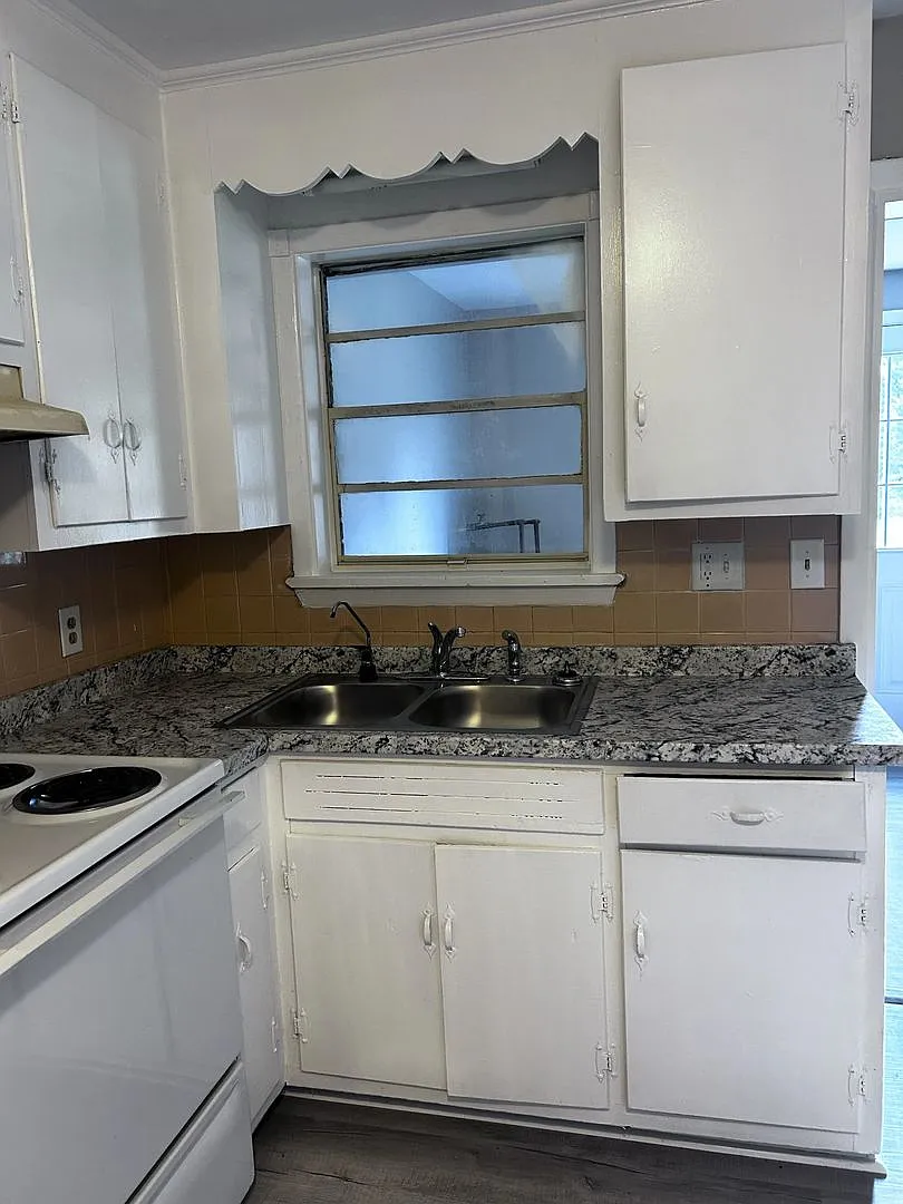 500 Bethania - Shea Apts — Photo 2