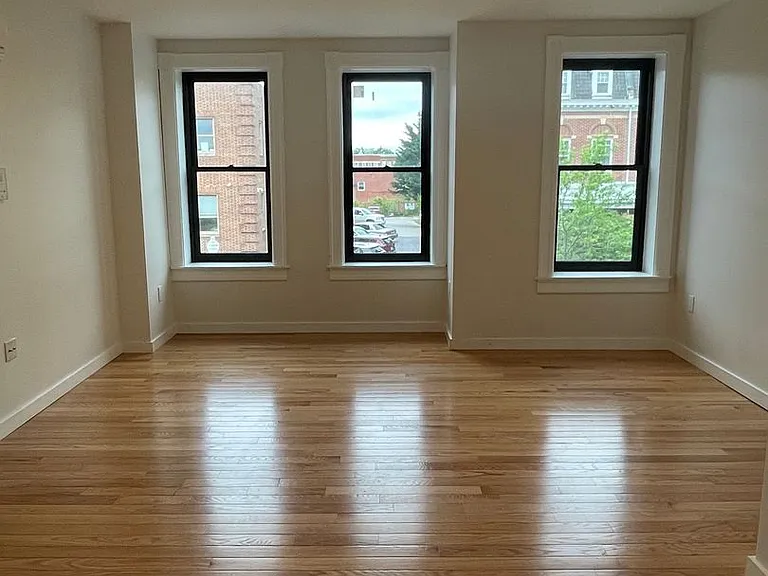 2527 Saint Paul St — Photo 10
