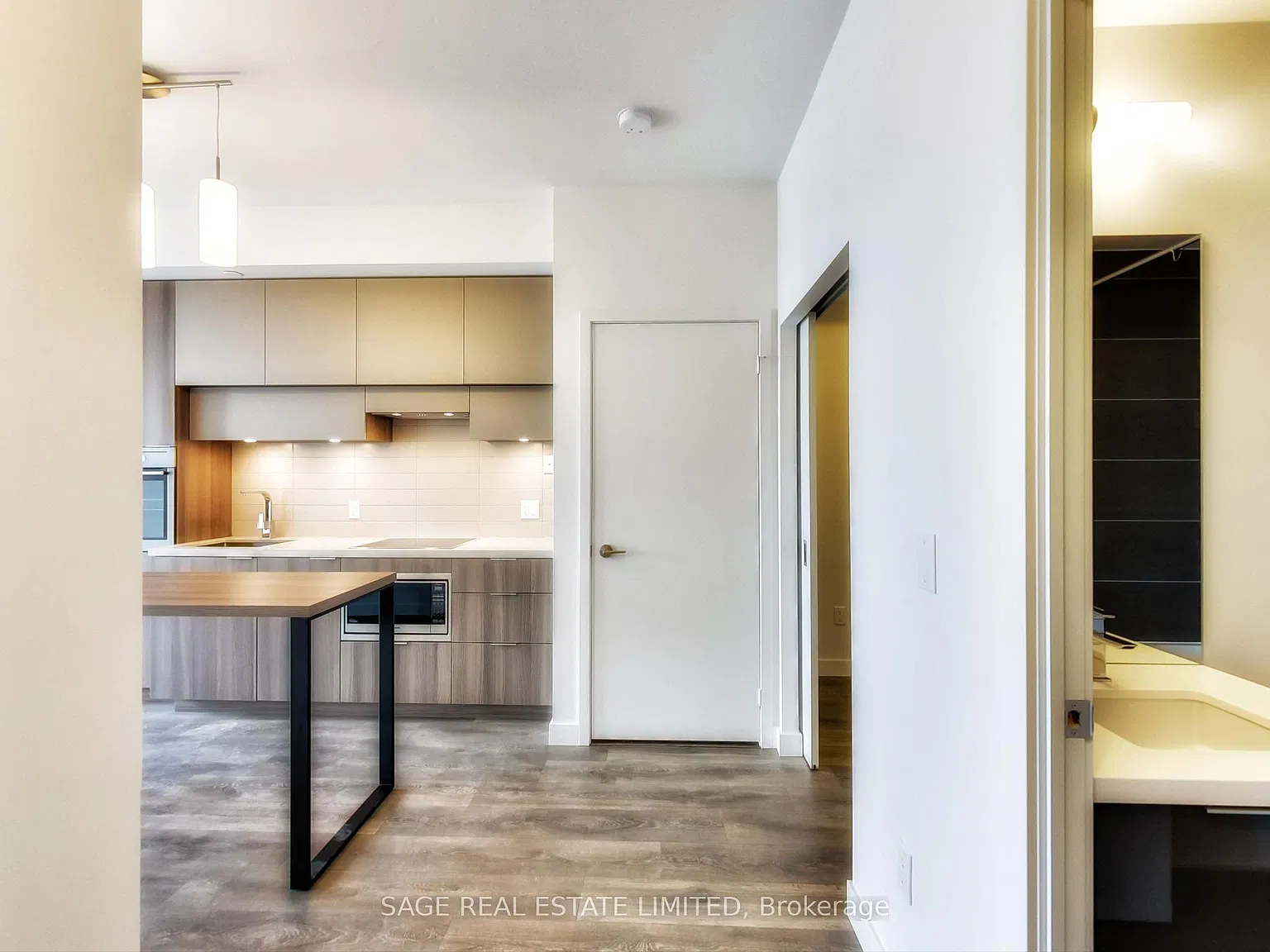 E Condos — Photo 2