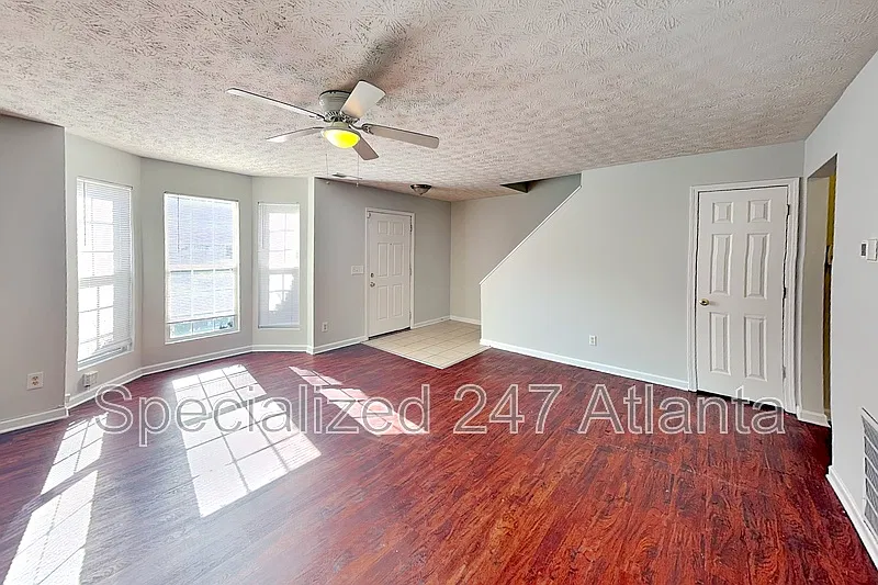 3 bed, 2.5 bath, 1468 sqft, $1,645 — Photo 3