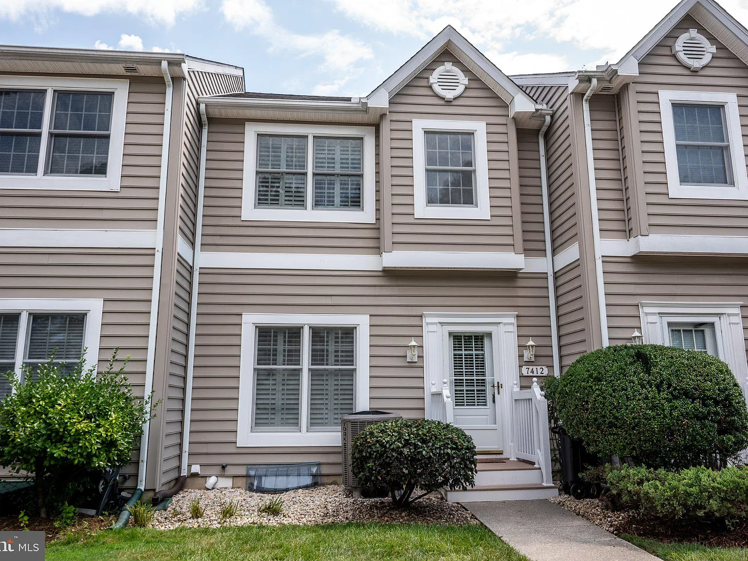 3 bed, 2.5 bath, 1360 sqft, $2,200 — Photo 1