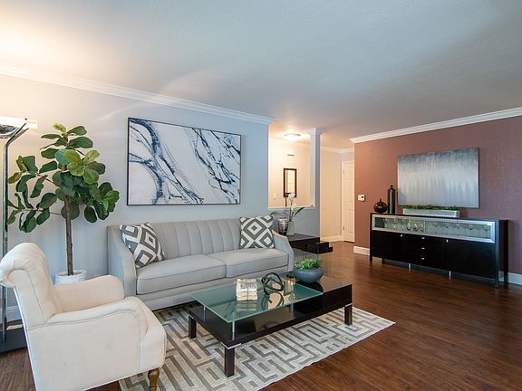 4th image of 555 W Latimer Ave