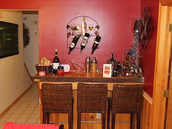 Kitchen nook/bar South