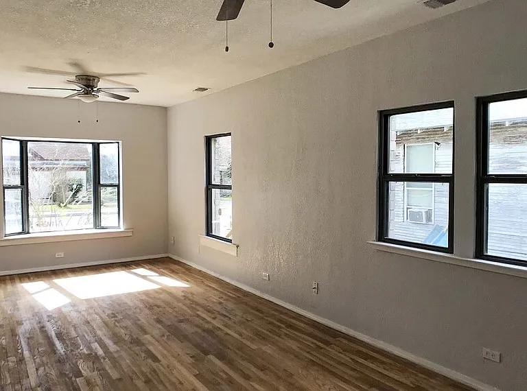 527 Essex St — Photo 3