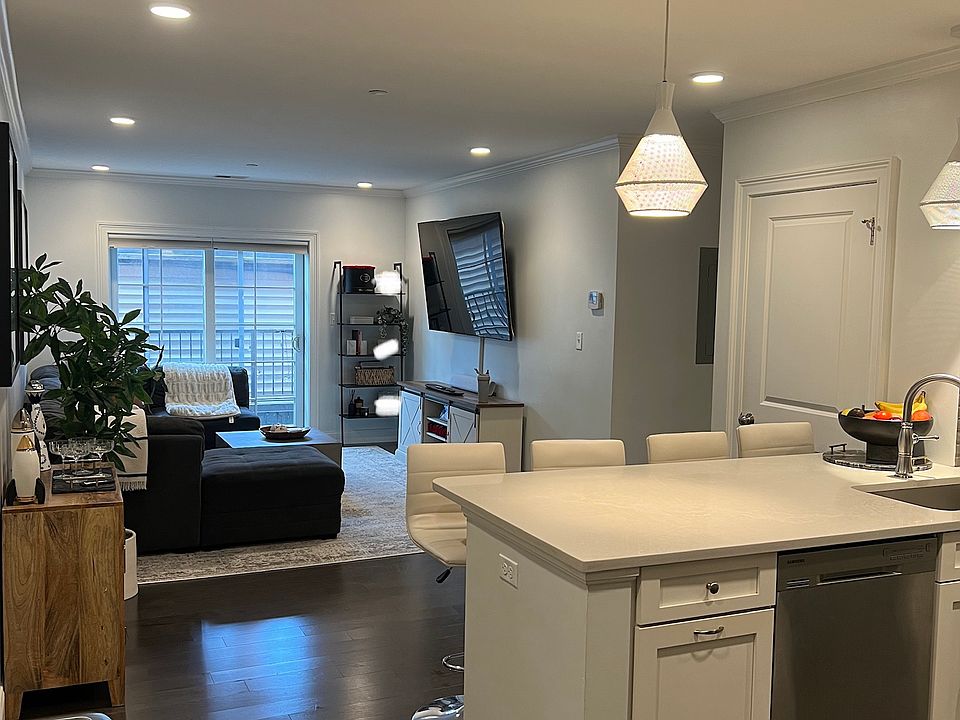 1st image of 728 E Broadway #206