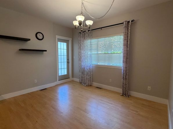 3 bedroom rental in Surrey — photo 11