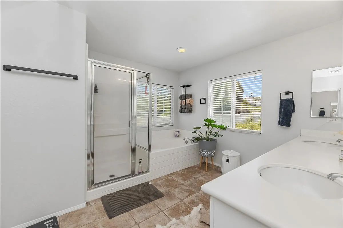 4 bed, 2478 sqft, $4,100 — Photo 3