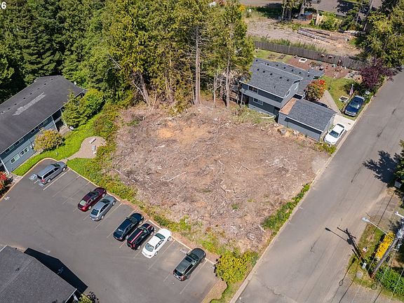 3rd image of 1061 SE Ainslee Ave