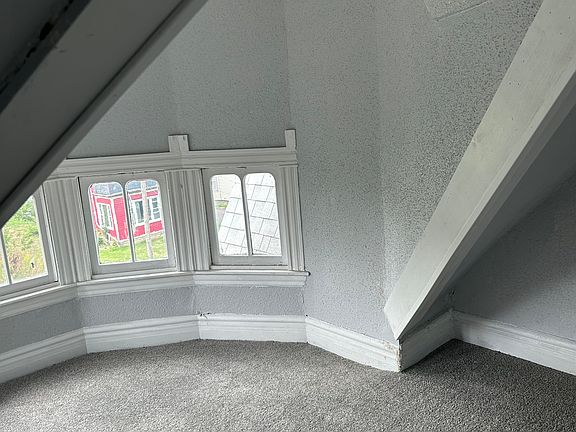 3rd image of 2827 McKoon Ave #3