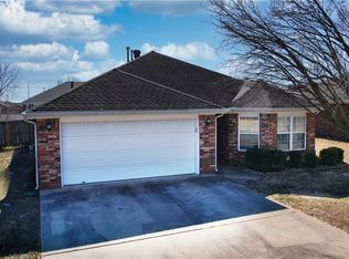 4001 SW Carriageway Ave, Bentonville, AR 72712