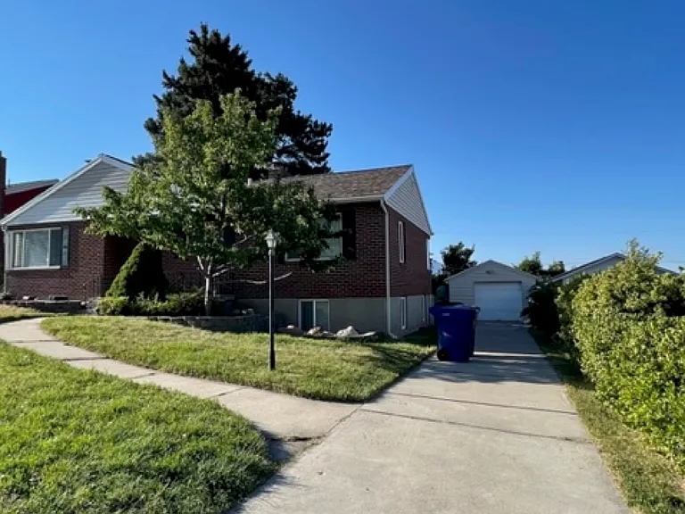 2420 E Beacon Dr — Photo 1