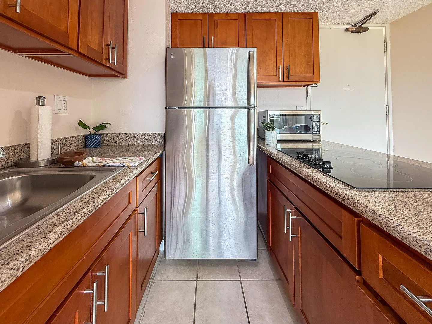 Island Colony Furnished 1 BR Waikiki Long Term — Photo 4