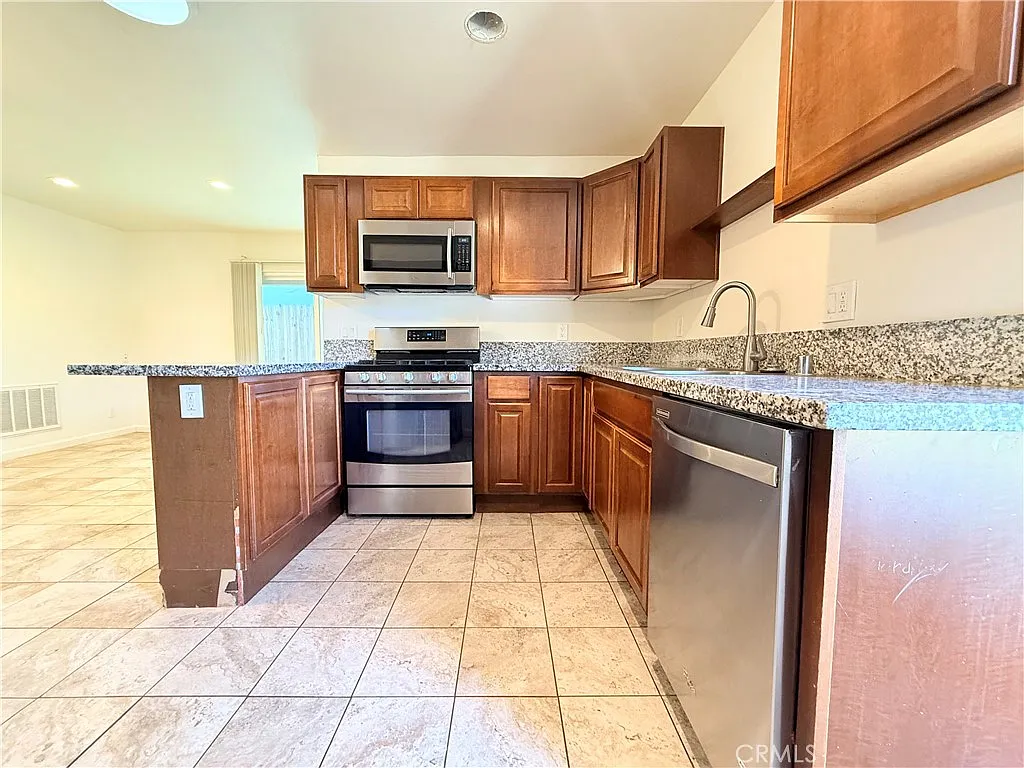 3 bed, 1200 sqft, $2,950 — Photo 4