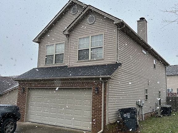 Front of home w/ garage