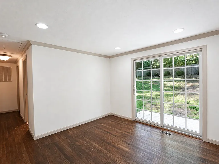1042 Floral Ct — Photo 17