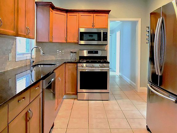 4th image of 25 Hilliard Ave #1
