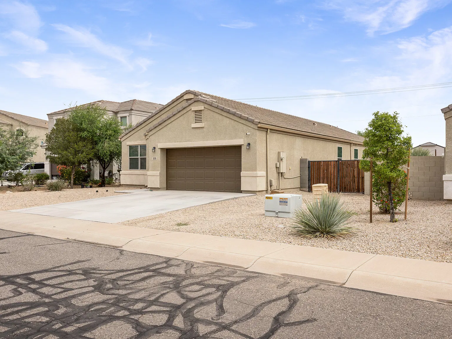 5 bed, 1990 sqft, $2,099 — Photo 2