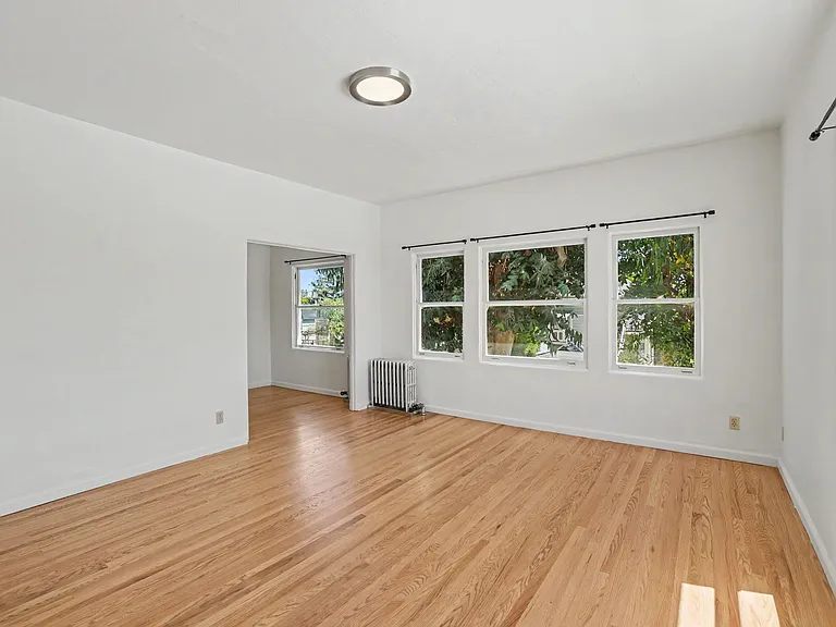 611 E 20th St #202 — Photo 6