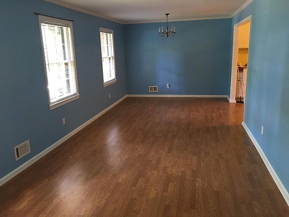 4th image of 125 Hartwood Cir