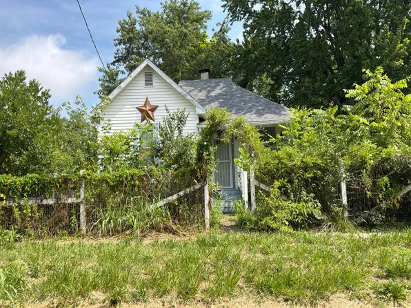 718 Alton St, Bicknell, IN 47512
