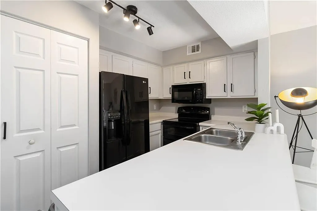 3 bed, 1892 sqft, $2,500 — Photo 4