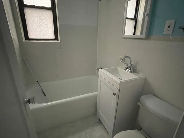 166 Jewett Avenue image 4 of 7