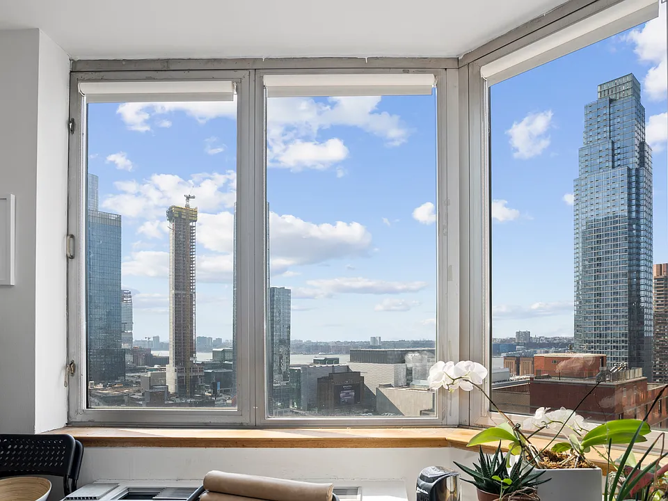 500 W 43rd St #23A