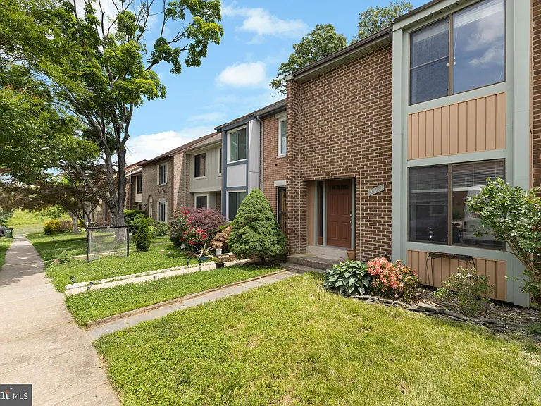 2813 Cambridge Dr — Photo 3