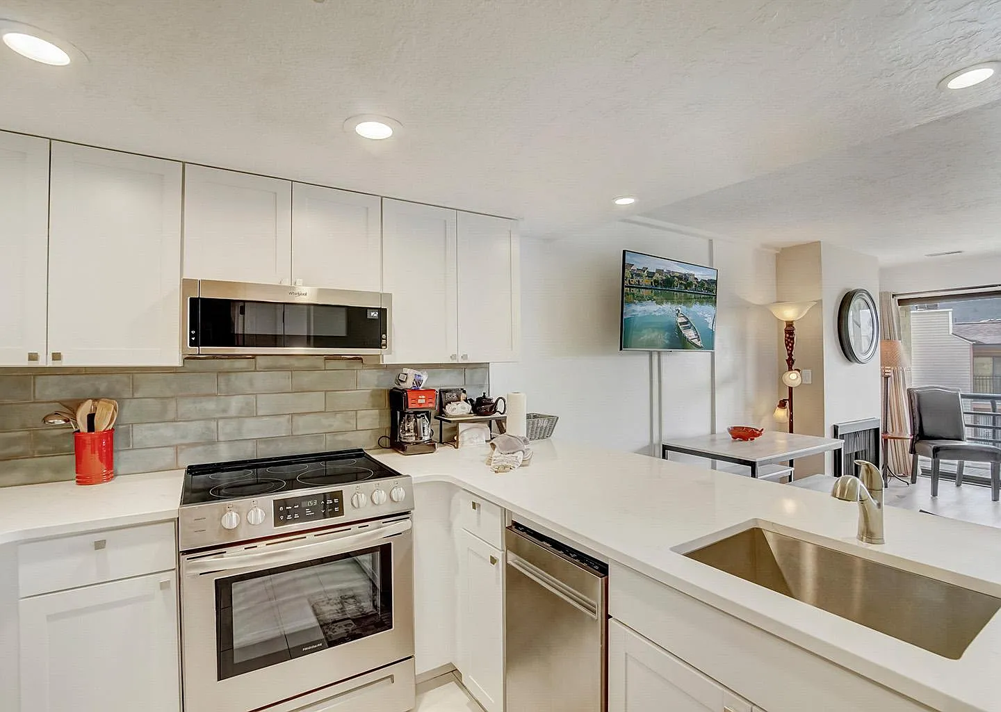 2 bed, 735 sqft, $3,200 — Photo 2