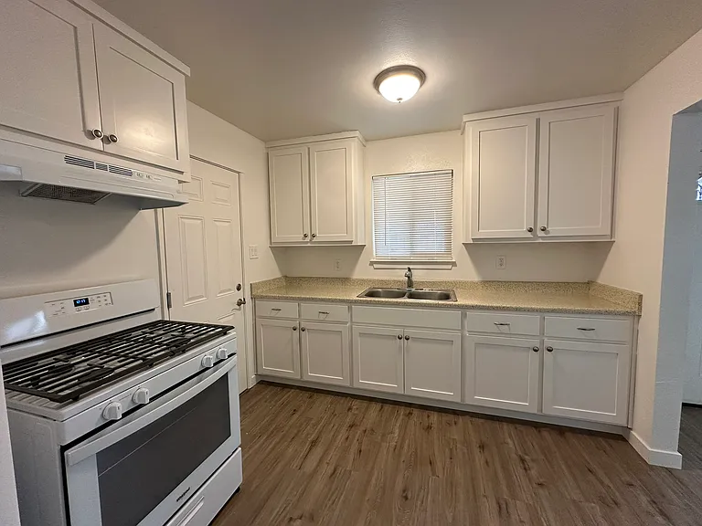 583 Johnston St — Photo 11