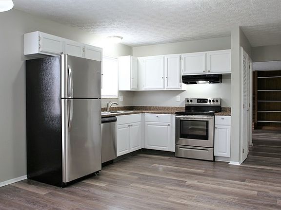 3rd image of 3223 E Larch Ln