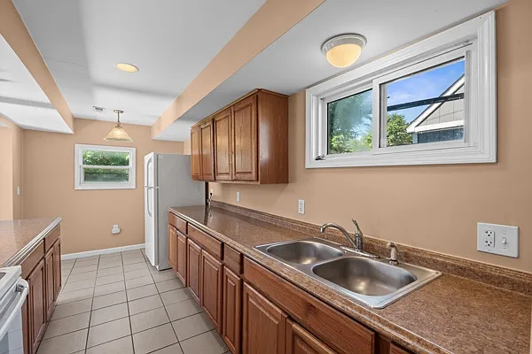 23233 Wellington Ave — Photo 4