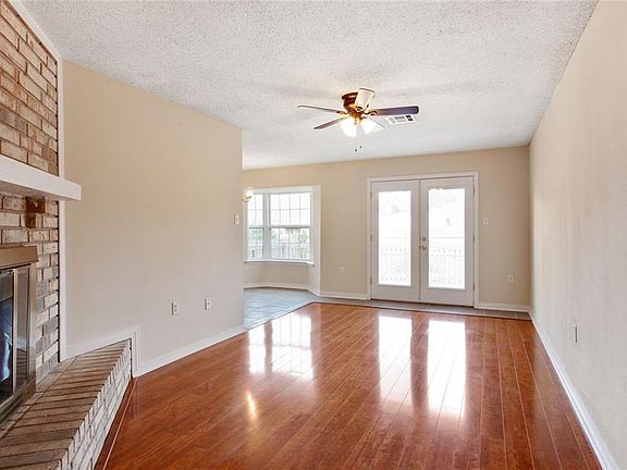 3rd image of 288 W Oakland Dr