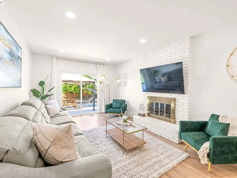 35290 Farnham Dr — Photo 12