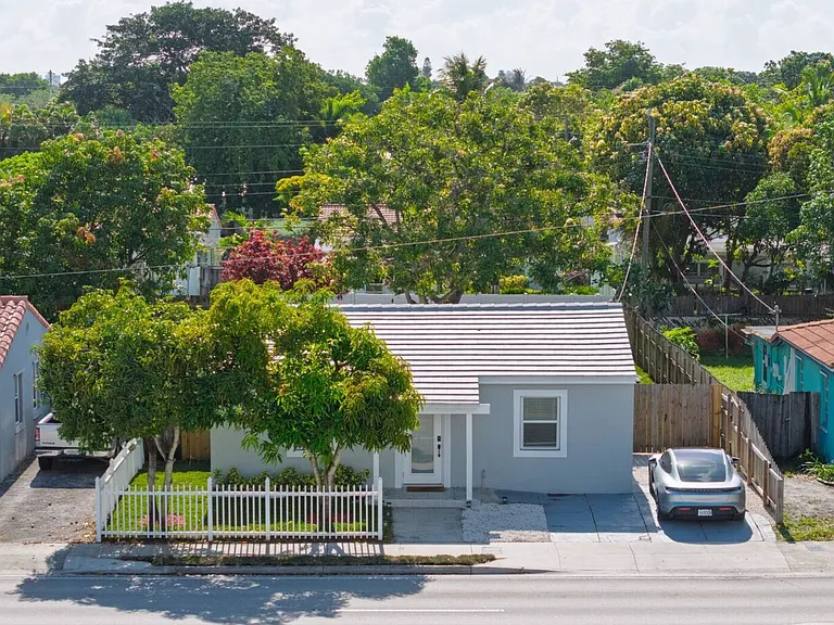 N Andrews Ave — Photo 42